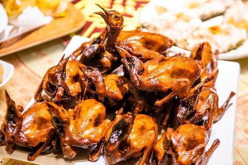 扒一扒高邮网红卞某吃瓜,吃瓜背后的真相与争议