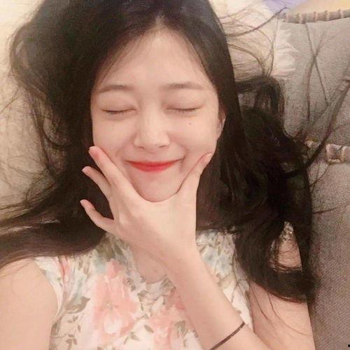 网红小雪吃瓜照片大全