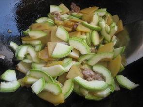 网红吃角瓜,趣味横生引网友热议