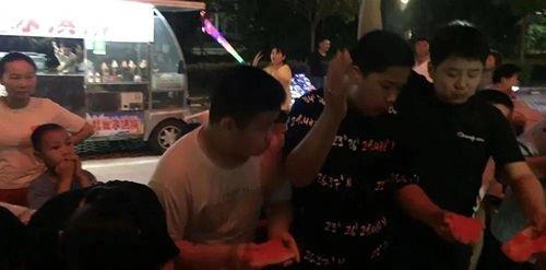 网红群殴吃瓜,吃瓜群众围观网络暴力现场  第3张