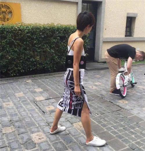 吃瓜网吊带,时尚潮流新宠，夏日街头吸睛必备  第2张