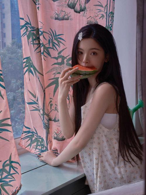 吃瓜网吊带,时尚潮流新宠，夏日街头吸睛必备  第3张