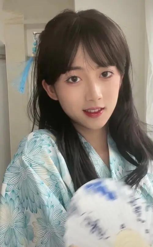 网红男扮女装吃瓜,太还原了！  第3张
